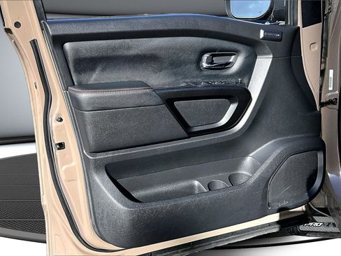 Used 2021 Nissan Titan PRO-4X w/ Pro-4x Convenience Package image 19