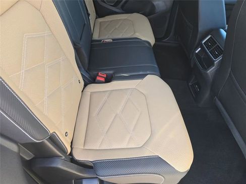 Used 2025 Volkswagen Atlas Cross Sport SE image 27