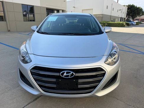 Used 2017 Hyundai Elantra GT FWD image 2