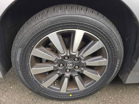 Used 2019 Toyota Sienna XLE Premium AWD/4WD image 4