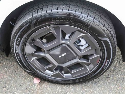 Used 2025 Kia Carnival EX image 12