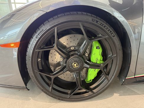 Used 2019 Lamborghini Huracan Performante AWD/4WD image 40