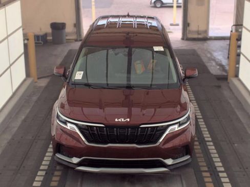 Used 2024 Kia Carnival LX FWD image 3