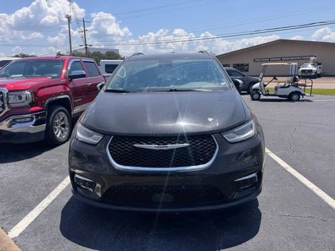 Used 2023 Chrysler Pacifica Limited FWD image 1