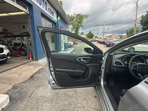 Used 2016 Chrysler 200 Limited FWD image 16