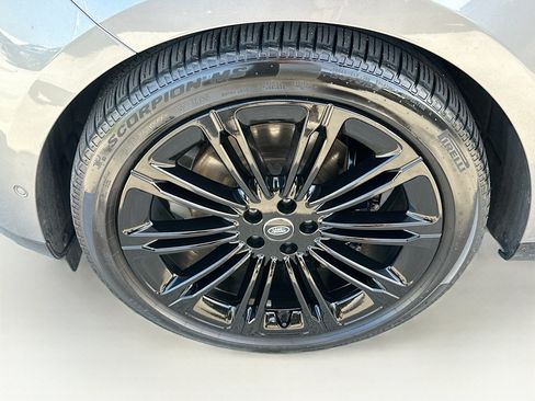 Used 2025 Land Rover Range Rover Long Wheelbase SE AWD/4WD image 34
