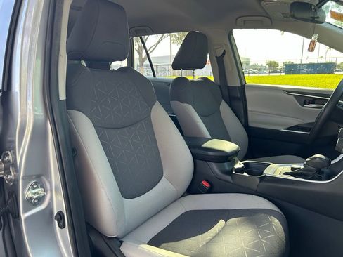 Used 2021 Toyota RAV4 XLE AWD/4WD image 16