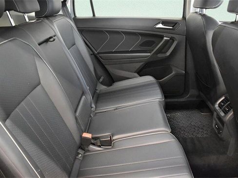 Used 2022 Volkswagen Tiguan SE image 12