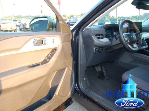 Used 2025 Ford Explorer Active RWD image 10