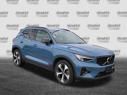 Used 2025 Volvo XC40 B5 Plus image 2