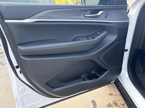 New 2025 Jeep Grand Cherokee Limited w/ Black Appearance Package image 24