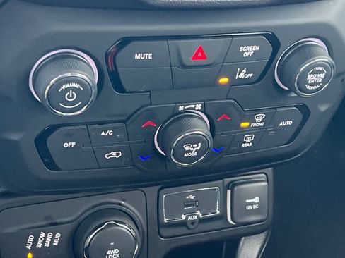 Used 2023 Jeep Renegade Latitude image 21