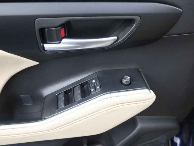 Used 2025 Toyota Highlander XLE FWD image 12