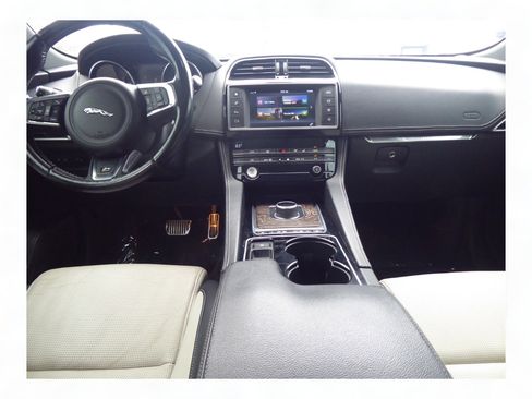 Used 2017 Jaguar F-PACE R-Sport image 15