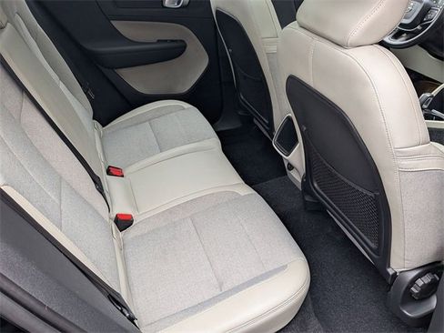 Used 2020 Volvo XC40 T4 Momentum image 26