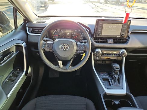 Used 2020 Toyota RAV4 LE image 7