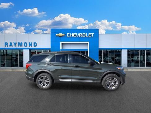 Used 2022 Ford Explorer XLT w/ Equipment Group 202A AWD/4WD image 2