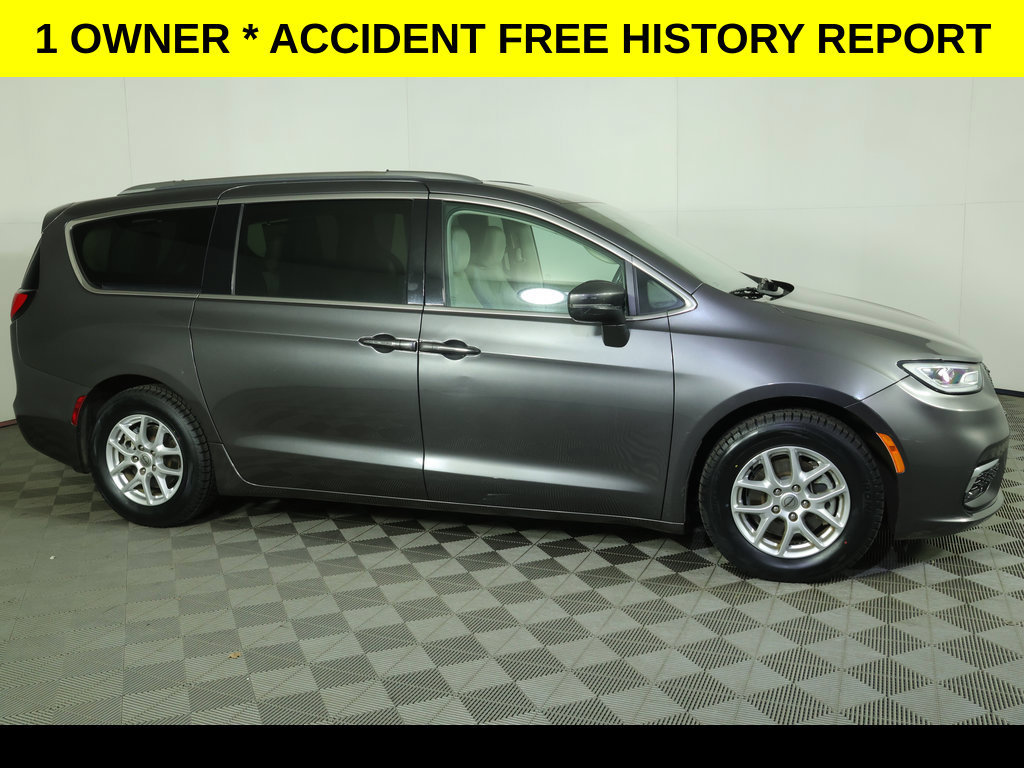 Used 2021 Chrysler Pacifica Touring-L FWD image 2