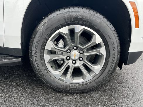 New 2026 Chevrolet Suburban LT image 13