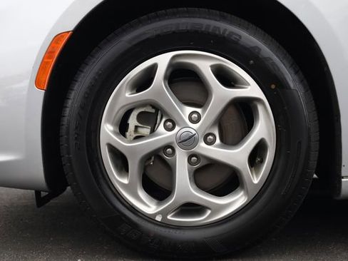 Used 2024 Chrysler Pacifica Limited image 8