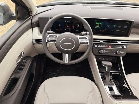 Certified 2025 Hyundai Tucson SE AWD/4WD image 3