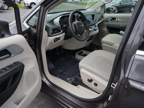 Used 2017 Chrysler Pacifica Touring Plus FWD image 13