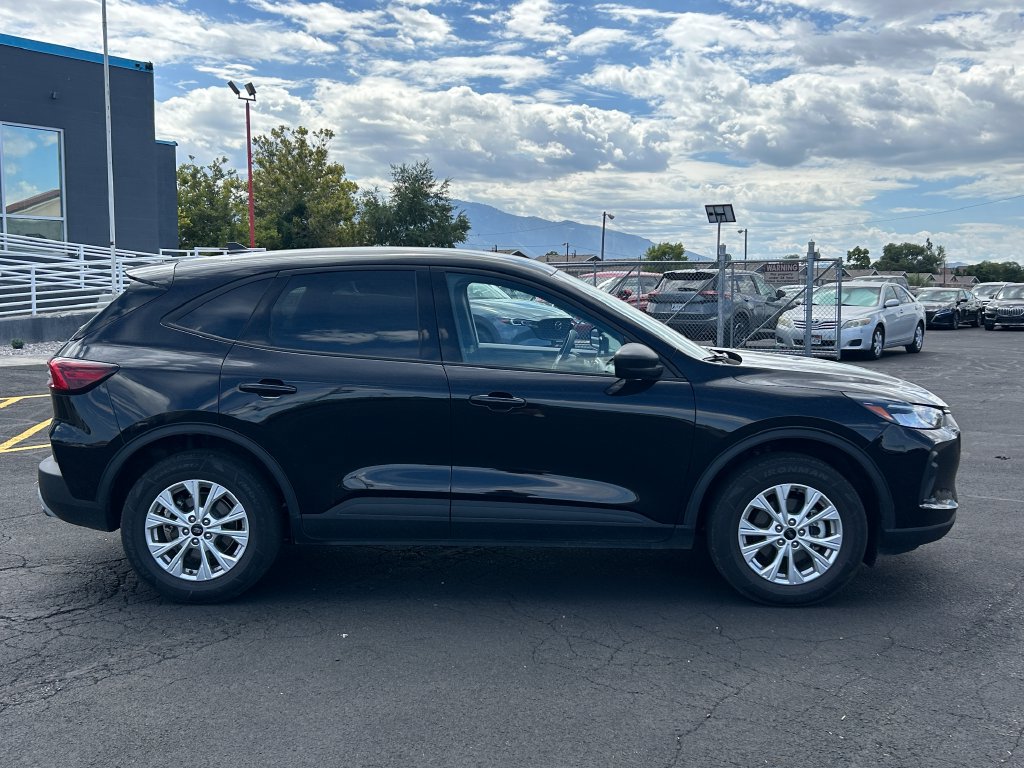 Used 2025 Ford Escape Active AWD/4WD image 2