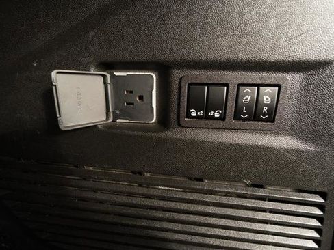 Used 2023 GMC Yukon AT4 w/ Technology Package image 38