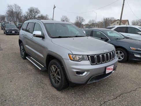 Used 2017 Jeep Grand Cherokee Limited image 2