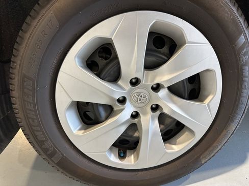 Used 2021 Toyota RAV4 LE image 12