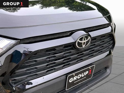 Used 2025 Toyota RAV4 XLE AWD/4WD image 32