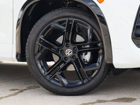 New 2026 Volkswagen Tiguan SE R-Line FWD image 3