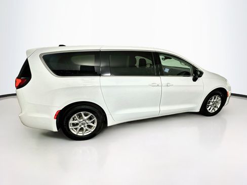 Used 2024 Chrysler Pacifica Touring-L FWD image 10