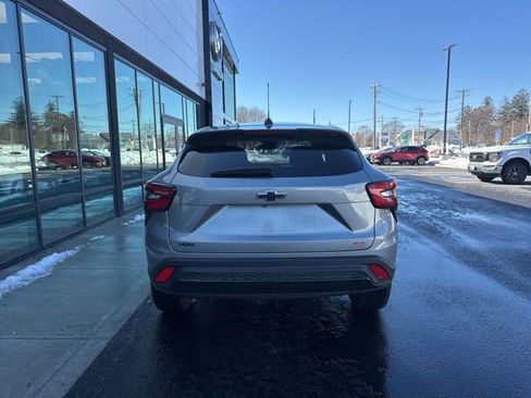 Used 2024 Chevrolet Trax RS w/ Sunroof Package image 4