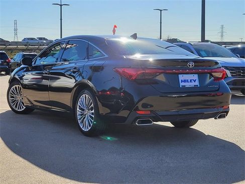Used 2020 Toyota Avalon Limited image 2