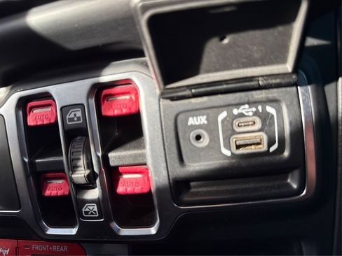 Used 2018 Jeep Wrangler Unlimited Rubicon image 27