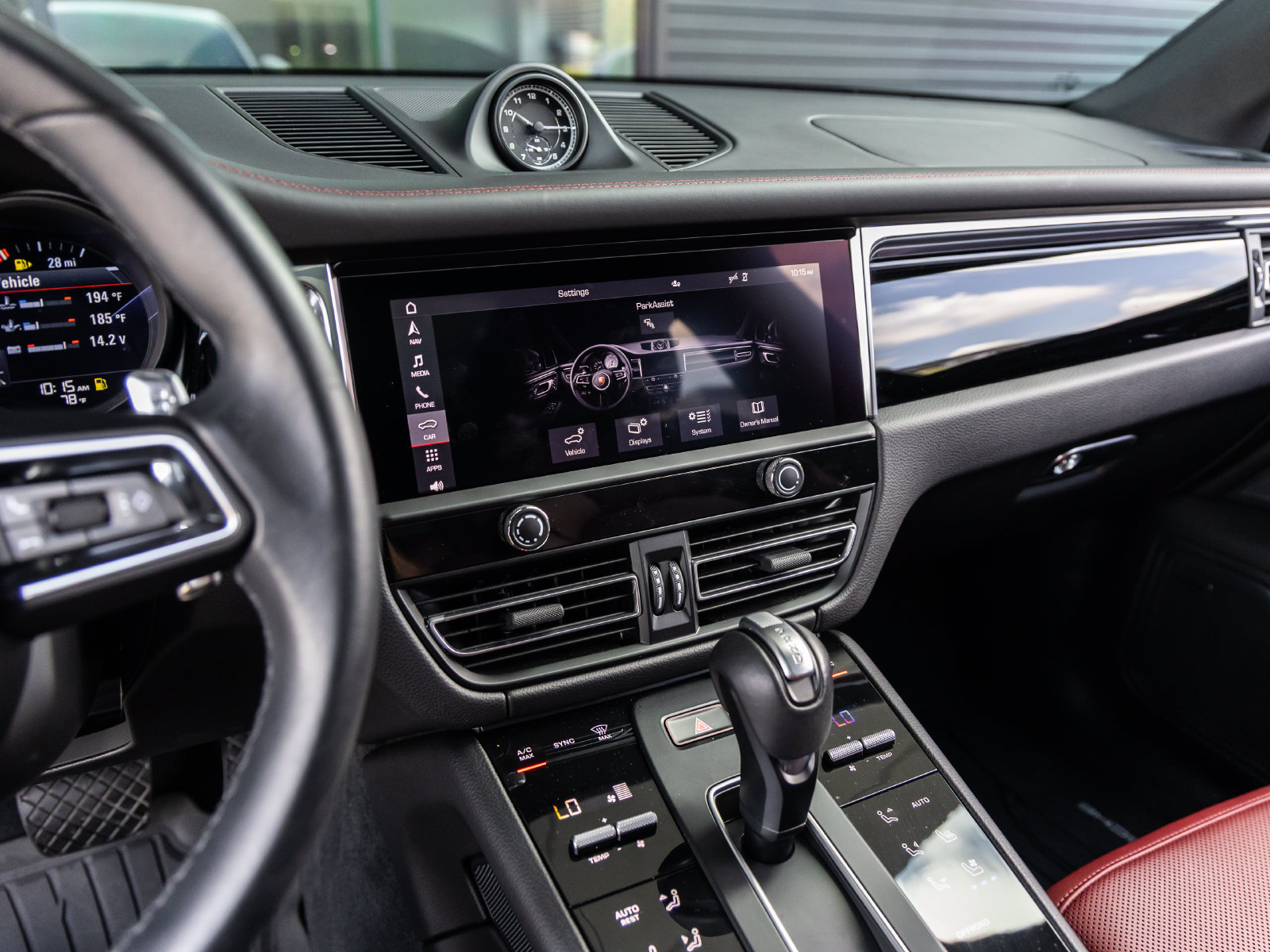 Certified 2025 Porsche Macan w/ Premium Package Plus AWD/4WD image 31