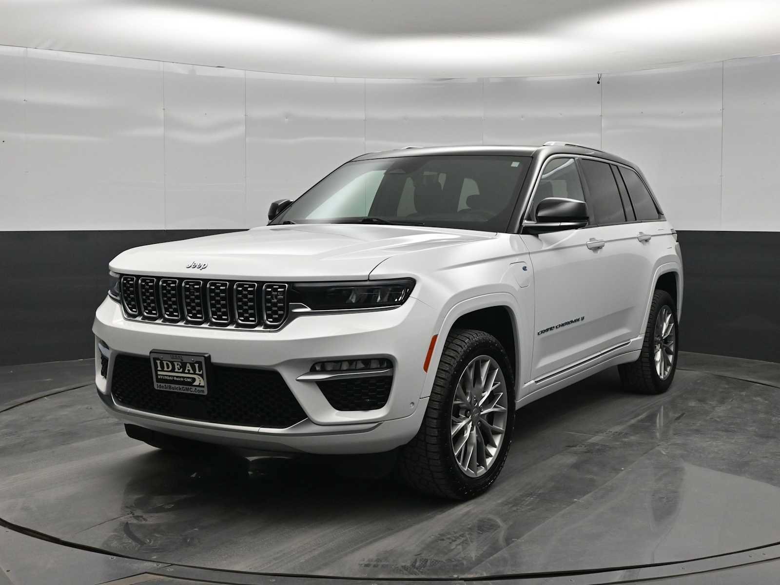 Used 2022 Jeep Grand Cherokee Summit w/ Advanced Protech Group IV AWD/4WD image 3