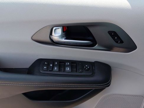 Used 2024 Chrysler Pacifica Touring-L AWD/4WD image 26