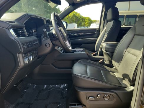 Used 2024 GMC Yukon XL Denali AWD/4WD image 11