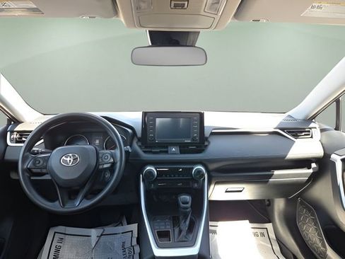 Used 2022 Toyota RAV4 LE image 10
