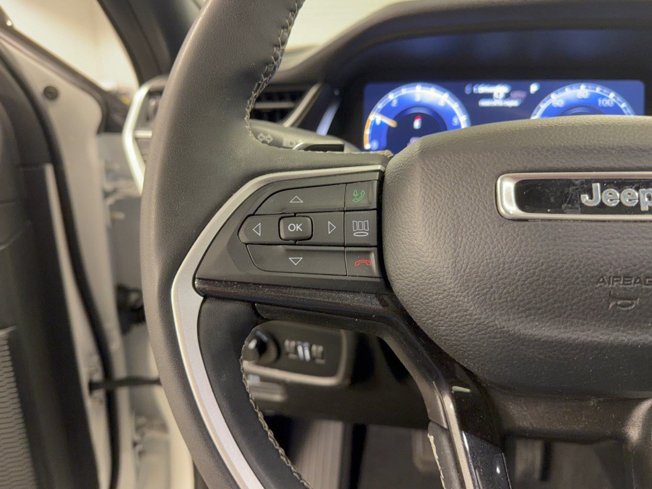 Used 2023 Jeep Grand Cherokee Altitude AWD/4WD image 18