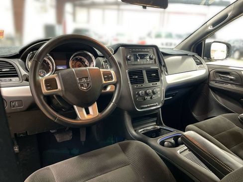 Used 2016 Dodge Grand Caravan SXT FWD image 17