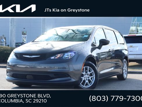 Used 2023 Chrysler Voyager LX image 1