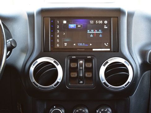 Used 2013 Jeep Wrangler Unlimited Rubicon w/ Connectivity Group AWD/4WD image 27