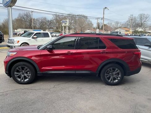 Used 2022 Ford Explorer XLT w/ Equipment Group 202A image 2