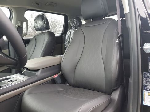 New 2026 Kia Carnival FWD image 18