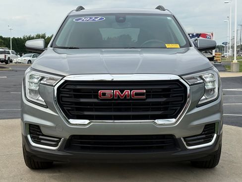 Used 2024 GMC Terrain SLE w/ Driver Convenience Package FWD image 2
