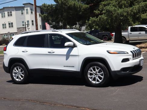 Used 2016 Jeep Cherokee Latitude AWD/4WD image 2