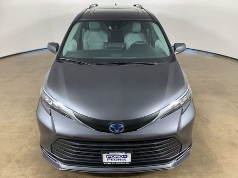 Used 2025 Toyota Sienna XLE w/ XLE Plus Package image 4